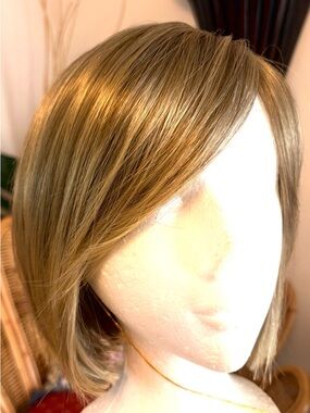 PAULA YOUNG Blunt Cut Bob! NEW! Sun-kissed Blonde! Synthetic!